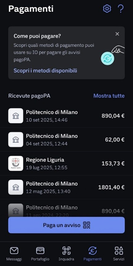 Interfaccia della sezione "Pagamenti" dell'app IO in modalità scura. In alto, un riquadro informativo invita a scoprire i metodi disponibili per pagare gli avvisi pagoPA. Sotto compare la sezione "Ricevute pagoPA" con un elenco storico di transazioni effettuate nel 2025 e 2024, per la maggior parte indirizzate al "Politecnico di Milano" (con importi come 890,04 €, 62,00 € e 1801,40 €) e una alla "Regione Liguria" (153,73 €). In basso si trova il grande pulsante azzurro "Paga un avviso" con l'icona di un codice QR, mentre la barra di navigazione evidenzia la voce "Pagamenti".